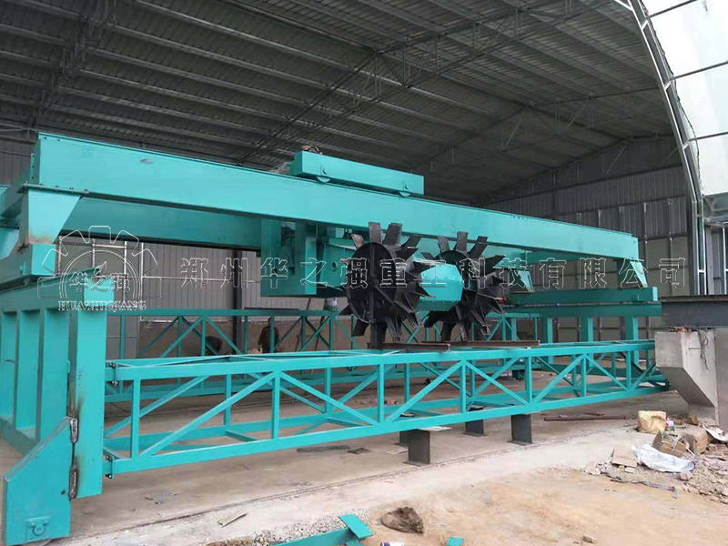 有機(jī)肥翻堆機(jī)用于農(nóng)場糞便處理加工